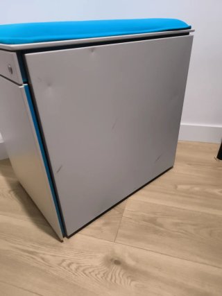 Cajonera Steelcase gris con cojín azul