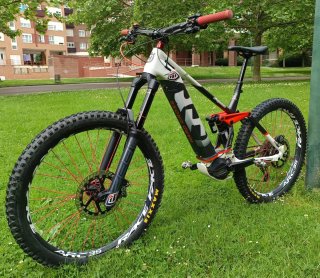 Bicicleta eléctrica enduro