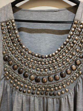 Vestido mini gris perla con pedrería