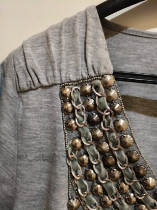 Vestido mini gris perla con pedrería