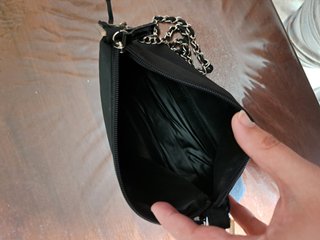 Bolso negro con cadena