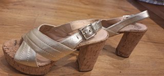 Sandalias Unisa doradas talla 38 con suplemento