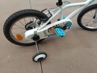 Bicicleta infantil Btwin 16 con ruedines