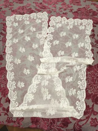 Mantilla o velo antiguo bordado a mano.