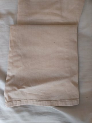 Pantalón beige acampanado