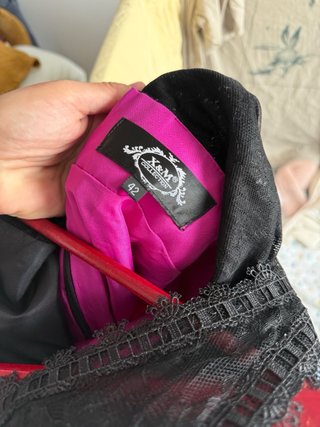 Vestido de fiesta negro y fucsia