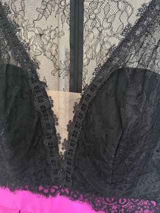 Vestido de fiesta negro y fucsia
