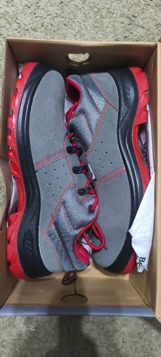 Zapatos de seguridad grises y rojos