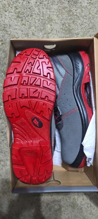 Zapatos de seguridad grises y rojos