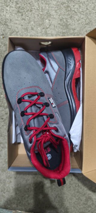 Zapatos de seguridad grises y rojos