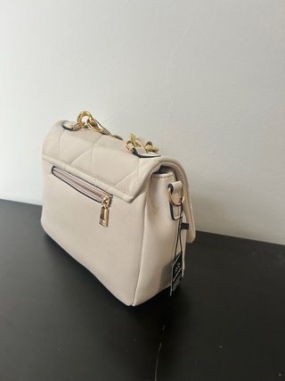 Bolso Beige con Detalles Dorados