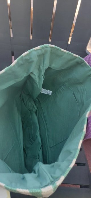 Bolso de rayas verde y morado.De El corte Ingles.