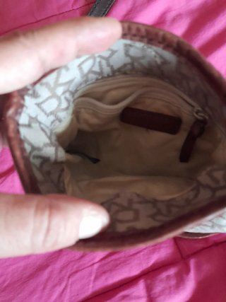 Bolso bandolera DKNY beige y marrón