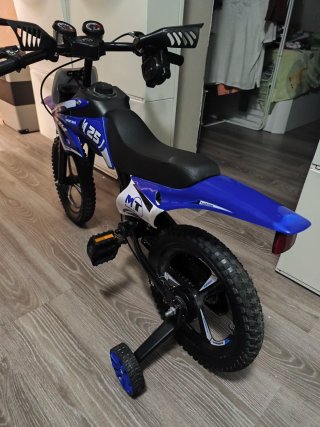 Moto infantil con ruedines (no eléctrica)