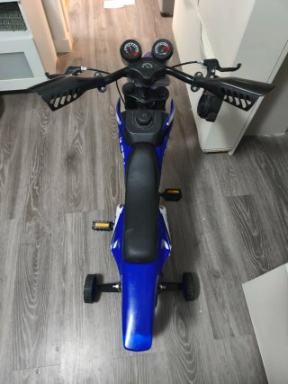 Moto infantil con ruedines (no eléctrica)