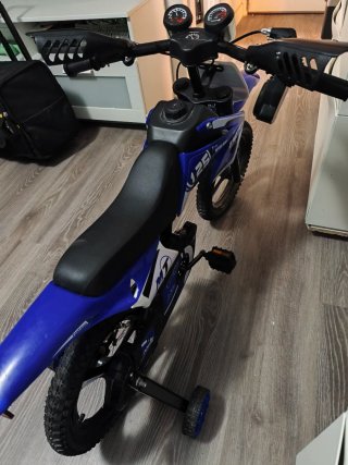 Moto infantil con ruedines (no eléctrica)