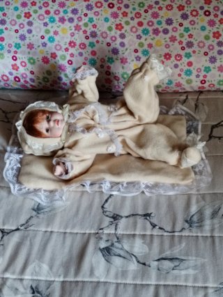 Muñeca de porcelana para poner en la cama