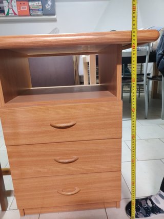 Scrivania in legno con cassetti