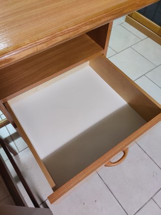 Scrivania in legno con cassetti