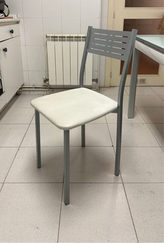 Mesa de cocina cristal y metal con cuatro sillas