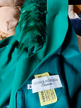 Vestido de fiesta verde con plumas