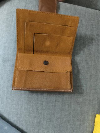 Monedero negro y marrón