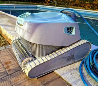Robot Limpiafondos Piscina Dolphin Seamaster