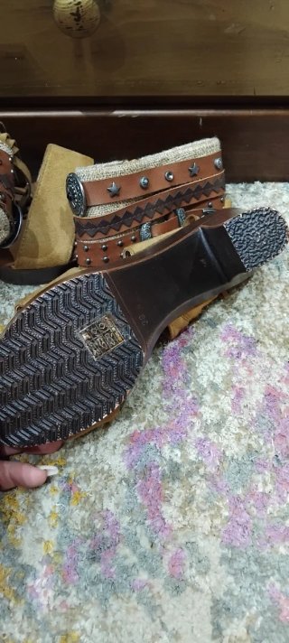 Sandalias de tacón con flecos y tachuelas