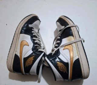 Jordan 1 Mid Negro Blanco Dorado