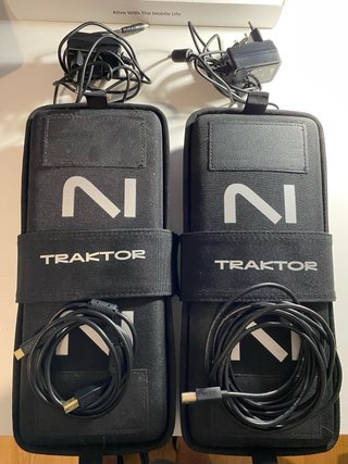 2 x Controladores DJ Traktor Kontrol X1 MK3