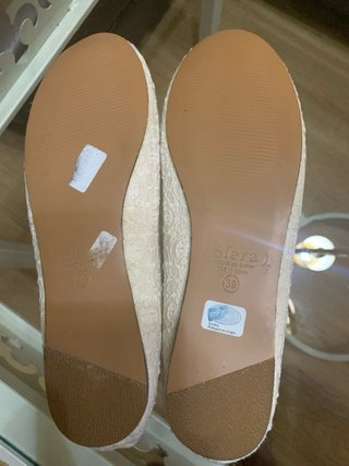 Zapatos planos de encaje beige con lazo