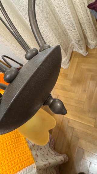 Lámpara de techo interior con tulipas vidrio.