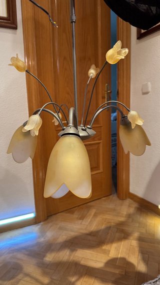 Lámpara de techo interior con tulipas vidrio.