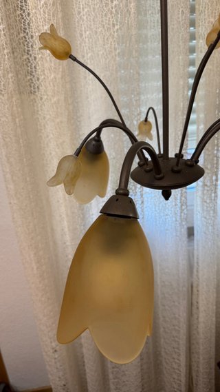 Lámpara de techo interior con tulipas vidrio.