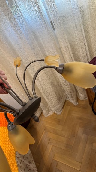 Lámpara de techo interior con tulipas vidrio.