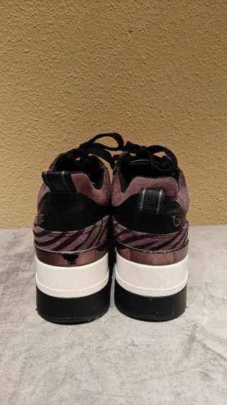 Zapatillas deportivas negras y moradas