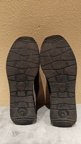 Zapatillas deportivas negras y moradas