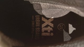 Zapatillas deportivas negras y moradas