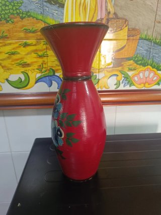 Jarrón rojo con flores azules pintadas
