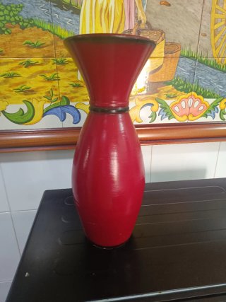 Jarrón rojo con flores azules pintadas