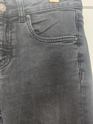 Jeans Zara negro lavado rotos rodillas