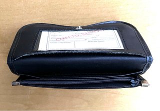 Cartera de señora en color negro.