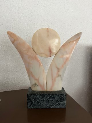 Escultura de mármol con base