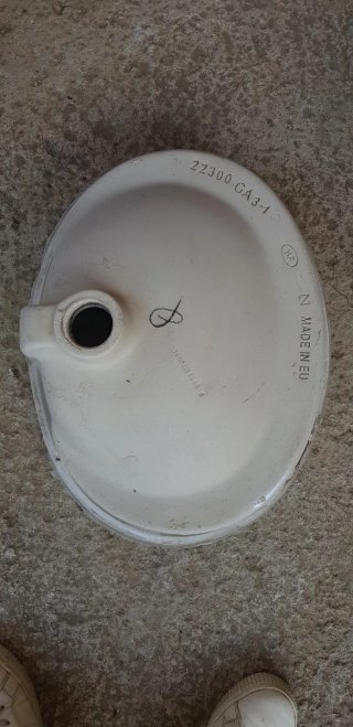 ' Lavabo ovalado blanco de porcelana