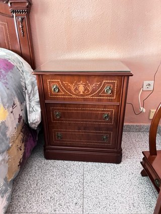 Armario, comoda y mesitas de noche de madera