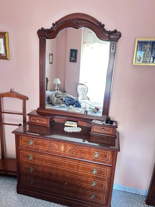 Armario, comoda y mesitas de noche de madera