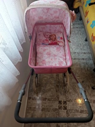 Carrito de muñecas rosa