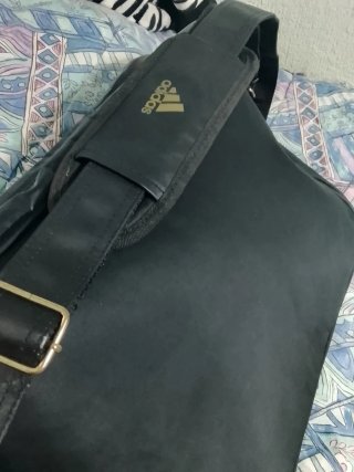 Bolsa de viaje Adidas negra y dorada