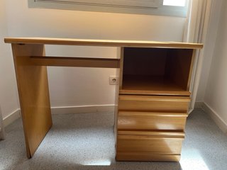 Mesa de escritorio con tres cajones