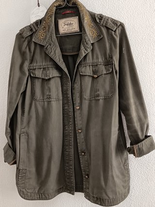 Chaqueta verde militar con bordado